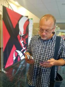 młody człowiek wskazał, co jest ulotką wyborczą, a co programem Solanina